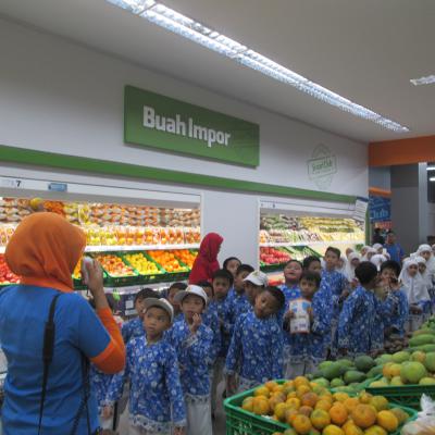 Kunjungan Ke Modern Market